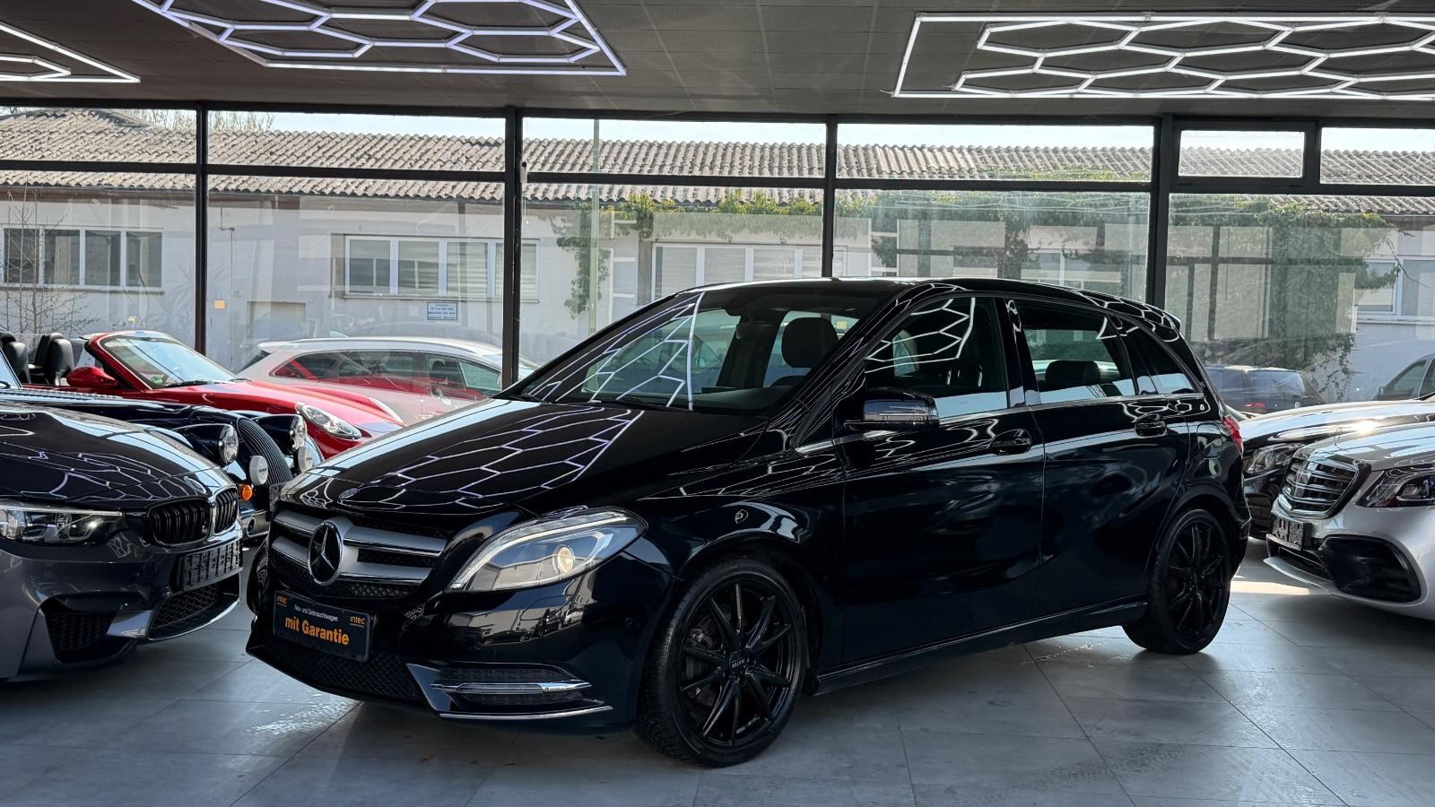 Mercedes-Benz B 180 NAVI BI-XENON KLIMA SITZHZ PANORAMA TEMPO