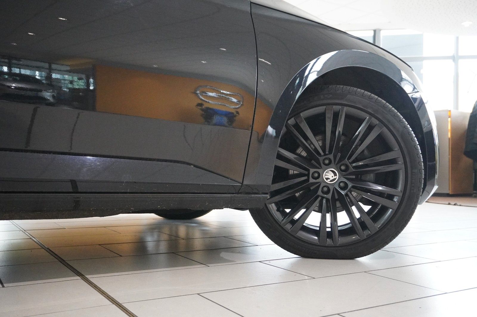 Fahrzeugabbildung SKODA Superb Combi 2.0D PREMIUM 4X4 NAVI/LED/360°/AHK