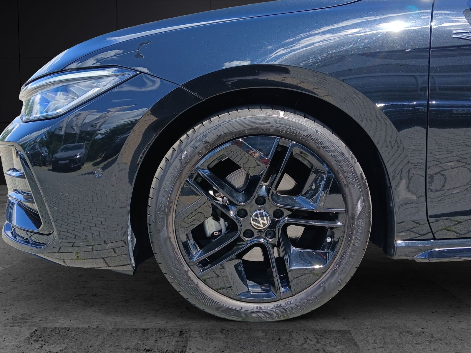 Fahrzeugabbildung Volkswagen Passat TDI R-Line Black Style Matrix AHK Navi AI