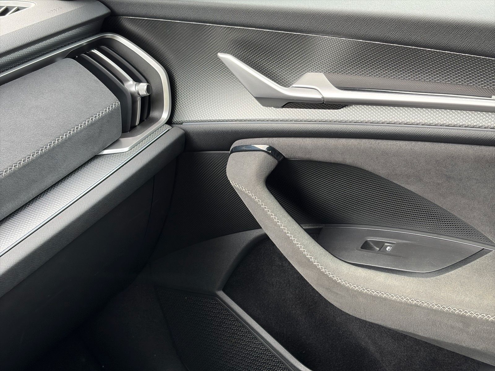 Fahrzeugabbildung SKODA Kodiaq 1.5 TSI Sportline*DSG*7-Sitzer*ViCo*SHZ*
