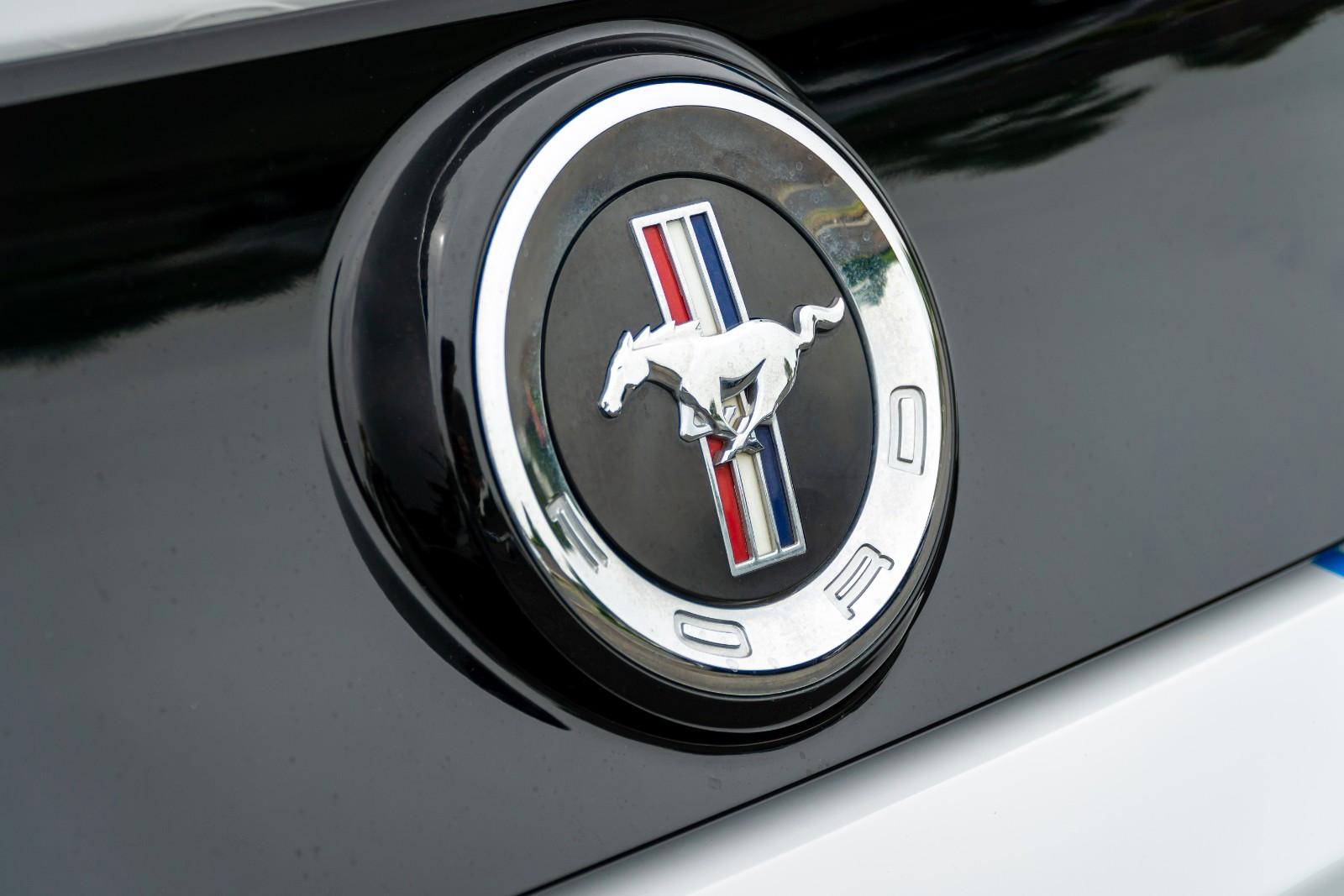 Ford Mustang V6 3,7 -KLIMA/SCHALT/LEDER/SHZ/XENON/R18