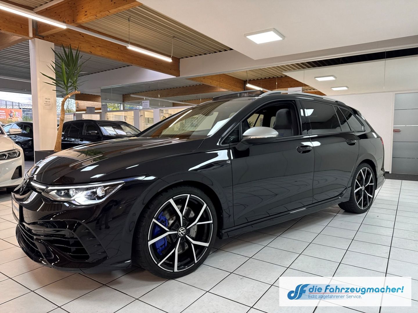 Fahrzeugabbildung Volkswagen Golf VIII Variant R Line 4Motion HUD AD AHK-klap