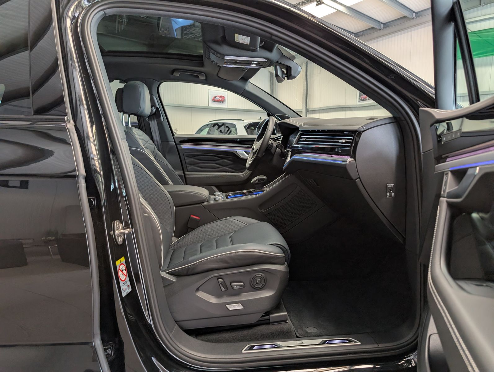 Fahrzeugabbildung Volkswagen Touareg 3.0TDI 4M R-Line VOLL Black 22" UPE 114T