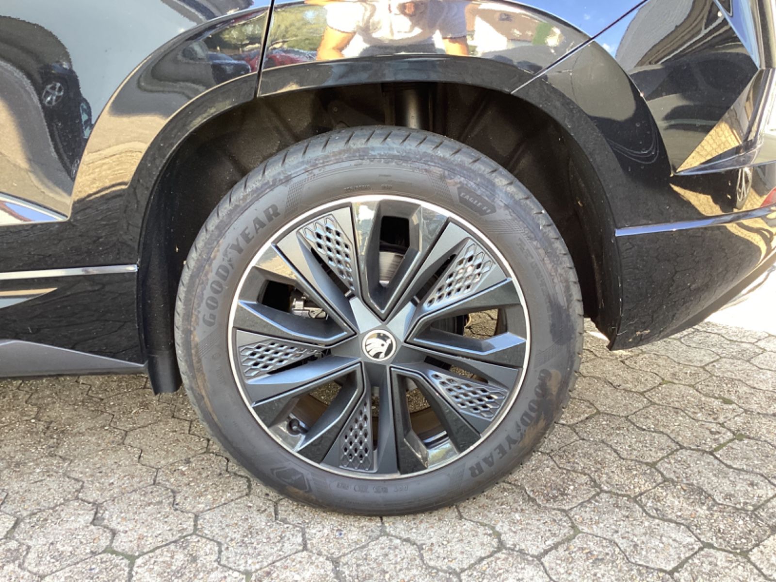 Fahrzeugabbildung SKODA Karoq Sportline 2.0 TSI DSG 4x4 Navi AHK ACC