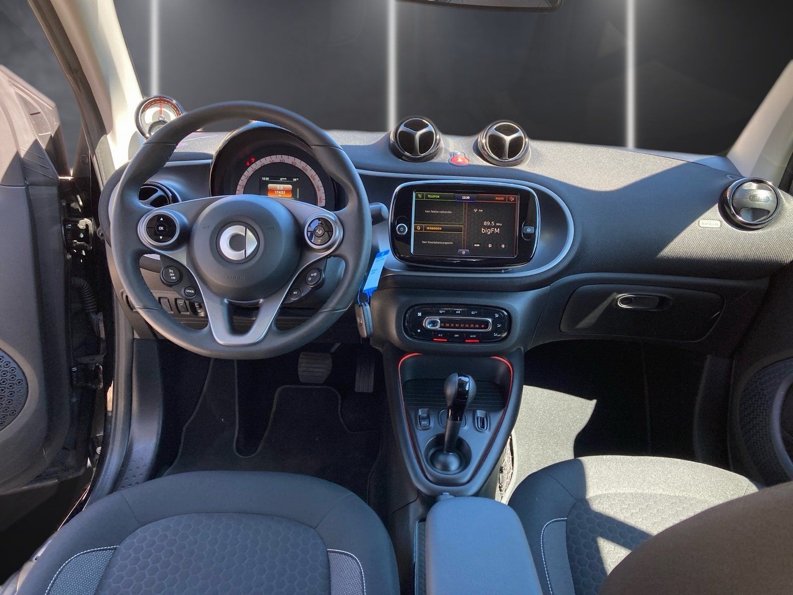 Fahrzeugabbildung Smart smart EQ fortwo Exclusive*Pano*Kamera*PDC*LED*22