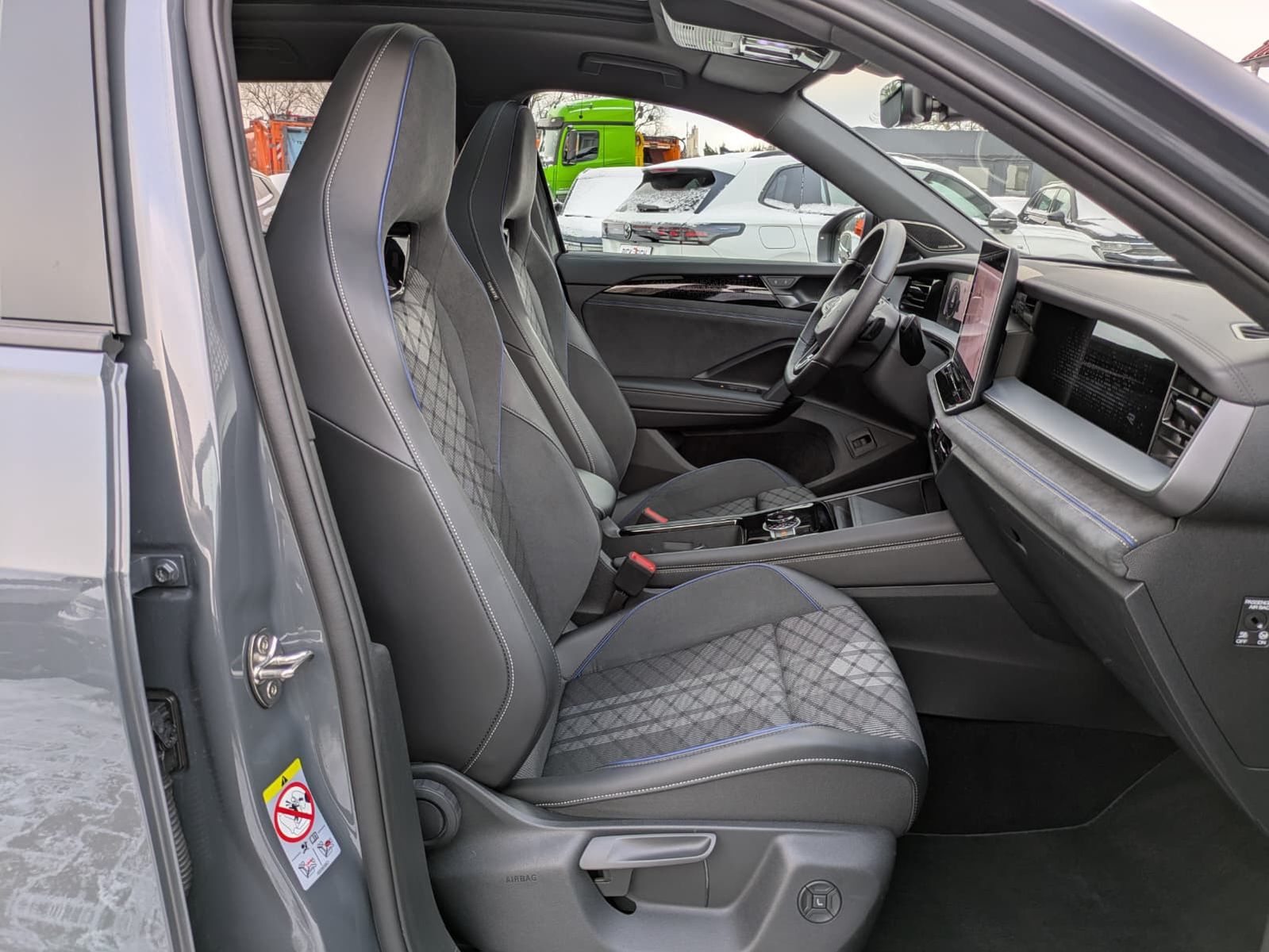 Fahrzeugabbildung Volkswagen Tayron 2.0 TDI 4M R-Line BLACK*7S*IQ-L.*PANO*HUD