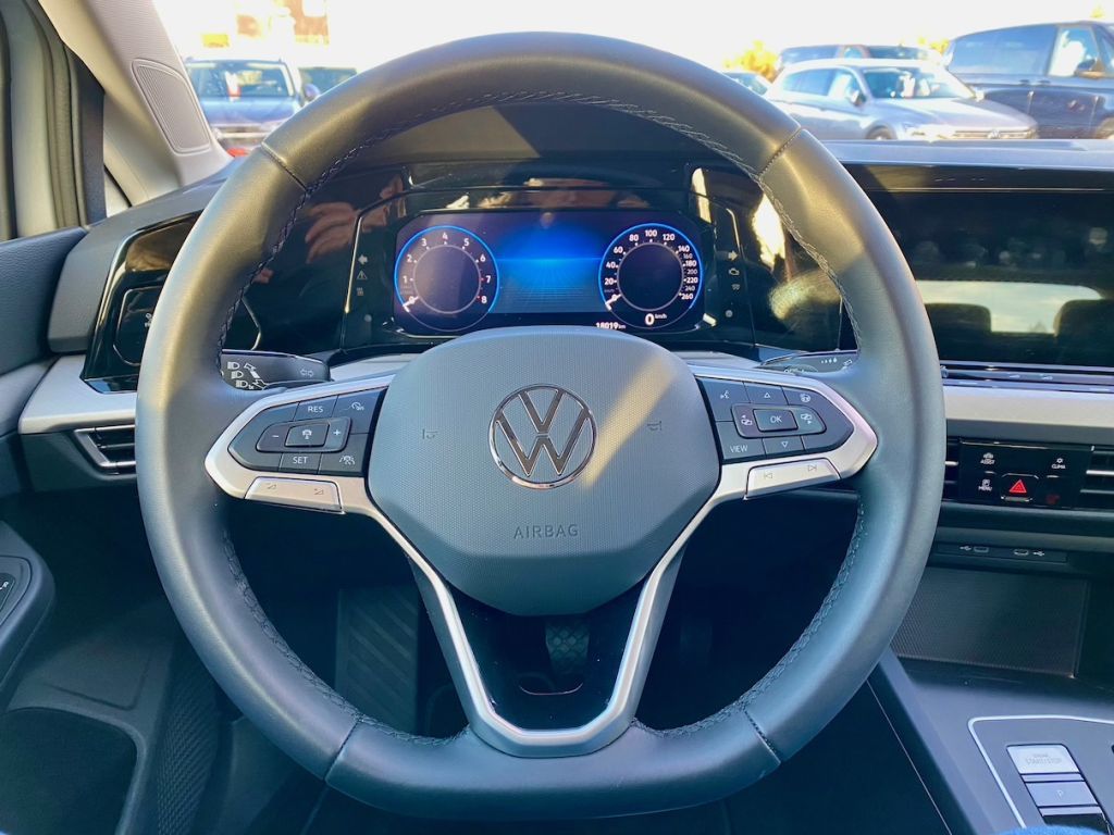 Fahrzeugabbildung Volkswagen Golf Variant 1.5 DSG Life AAC LED SHZ CARPLAY