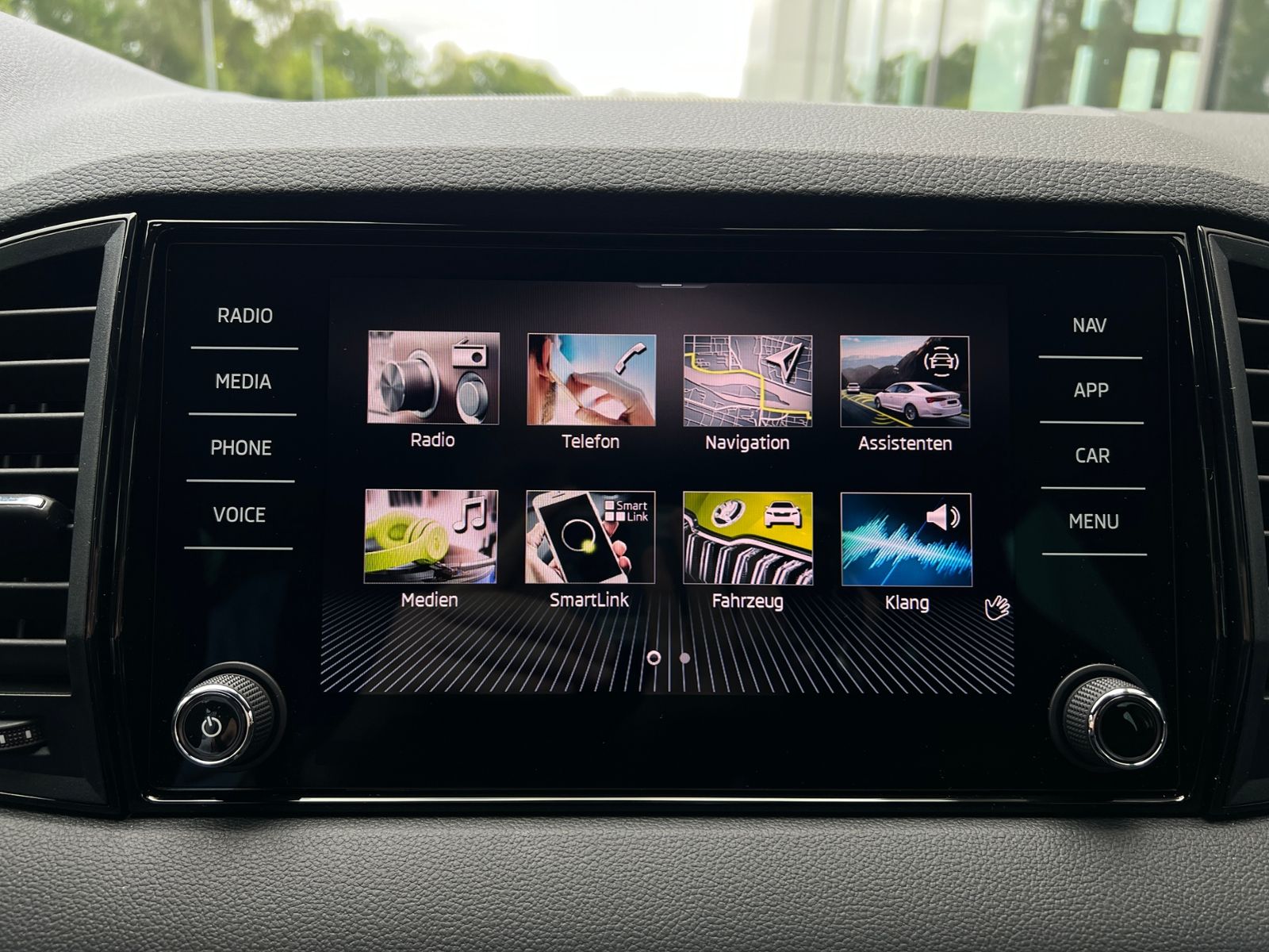 Fahrzeugabbildung SKODA Karoq Sportline 2.0 TDI DSG *CANTON, AHK, Navi,