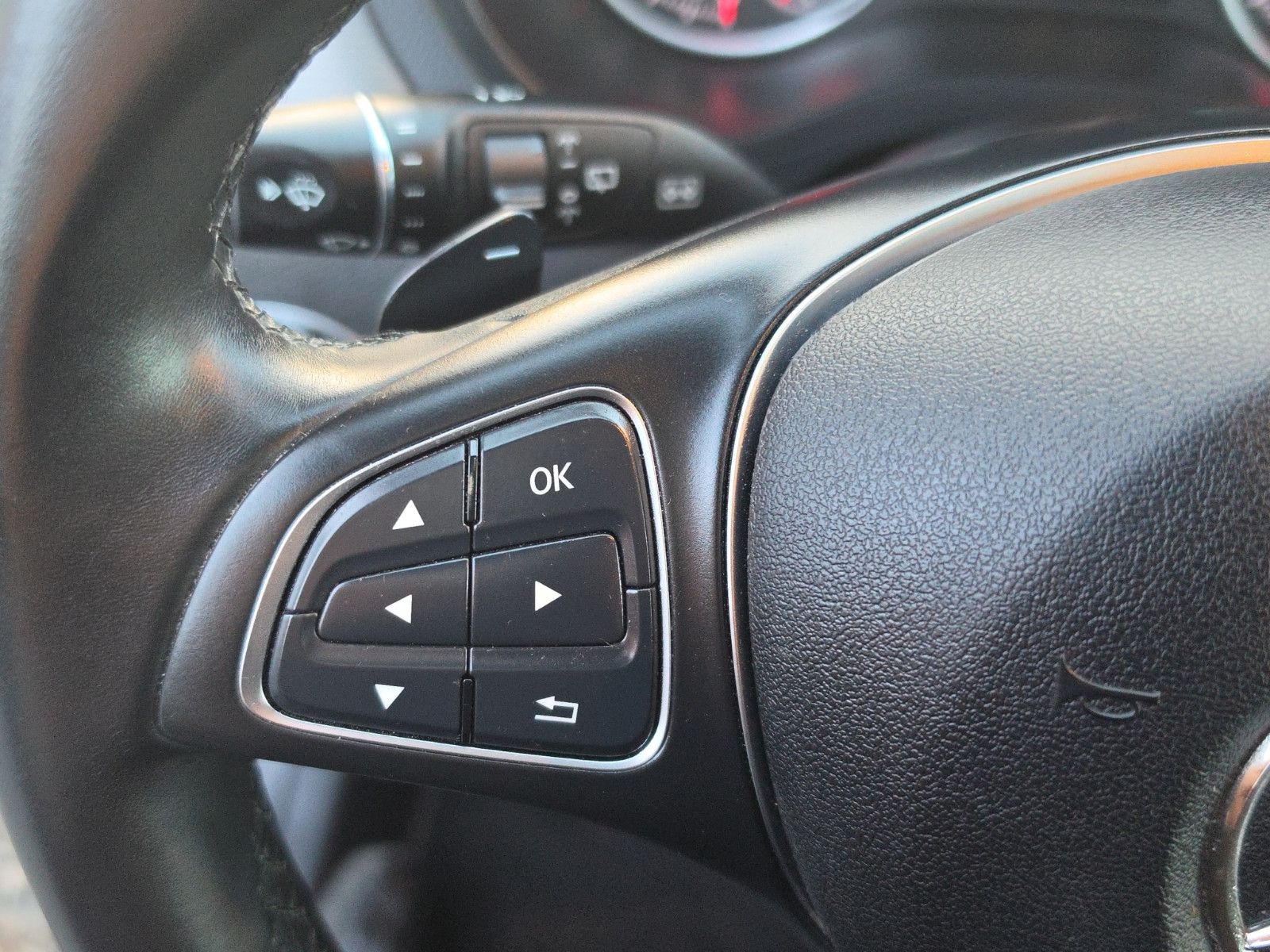 Fahrzeugabbildung Mercedes-Benz B 180 AUTOMATIK KAMERA TEMPOMAT SITZHEIZUNG NAVI