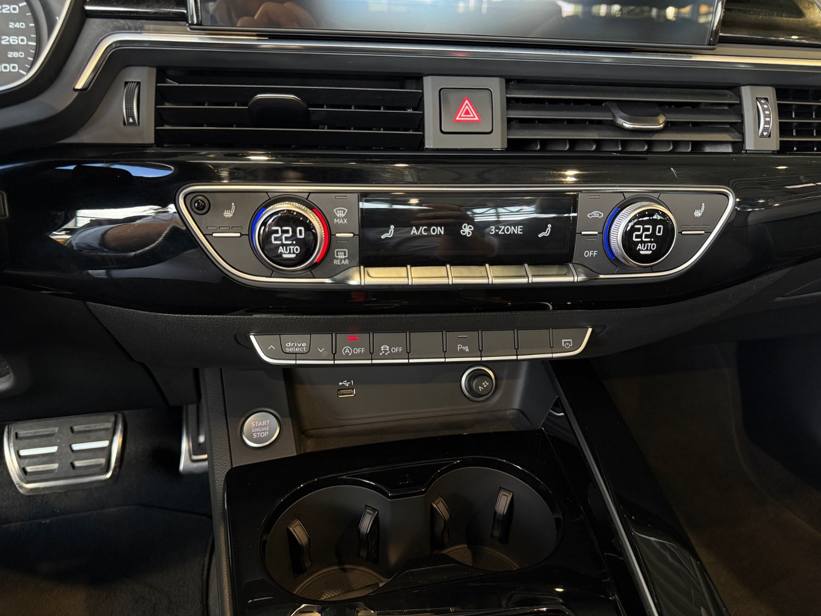 Fahrzeugabbildung Audi A5 Cabriolet 40 TFSI S line RFK LED NAVI