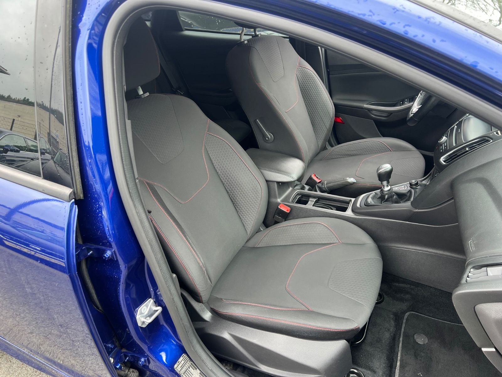 Fahrzeugabbildung Ford Focus Turnier 1.5 ST-Line *RÜCKFAHRKAMERA*
