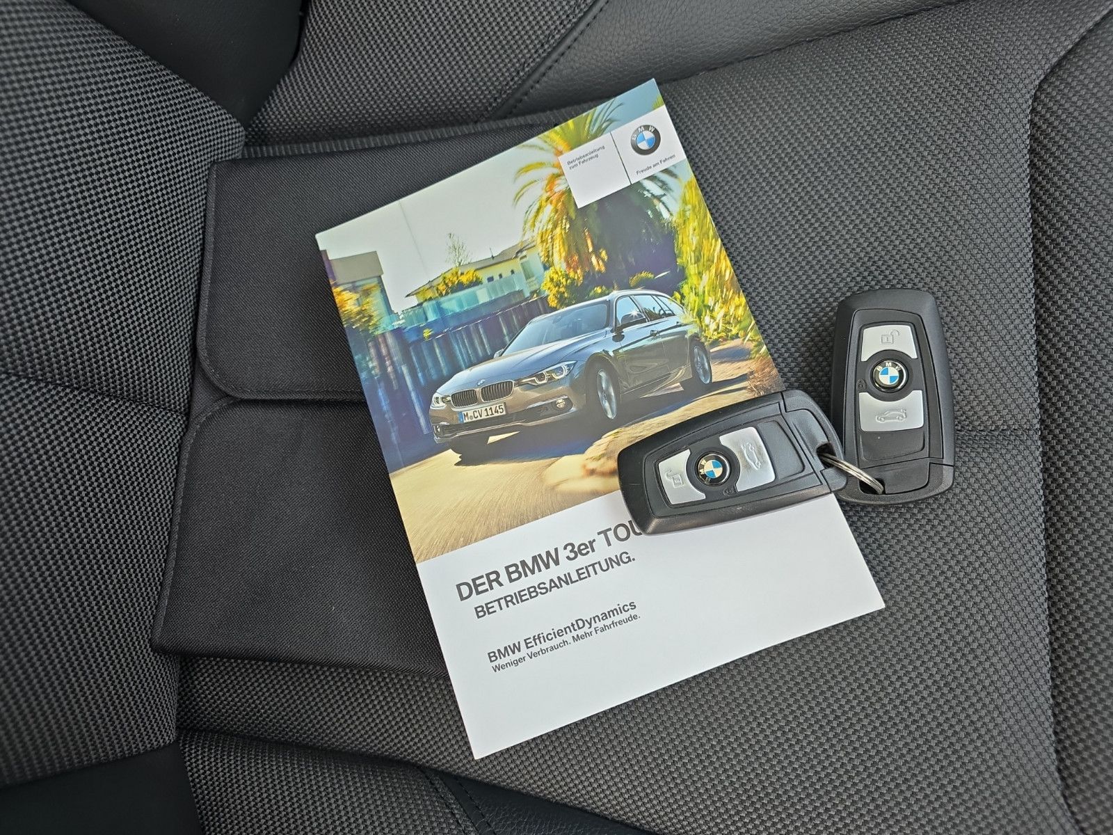 Fahrzeugabbildung BMW 320d Sport/ LED/Navi/Tempomat/Panorama/PDC