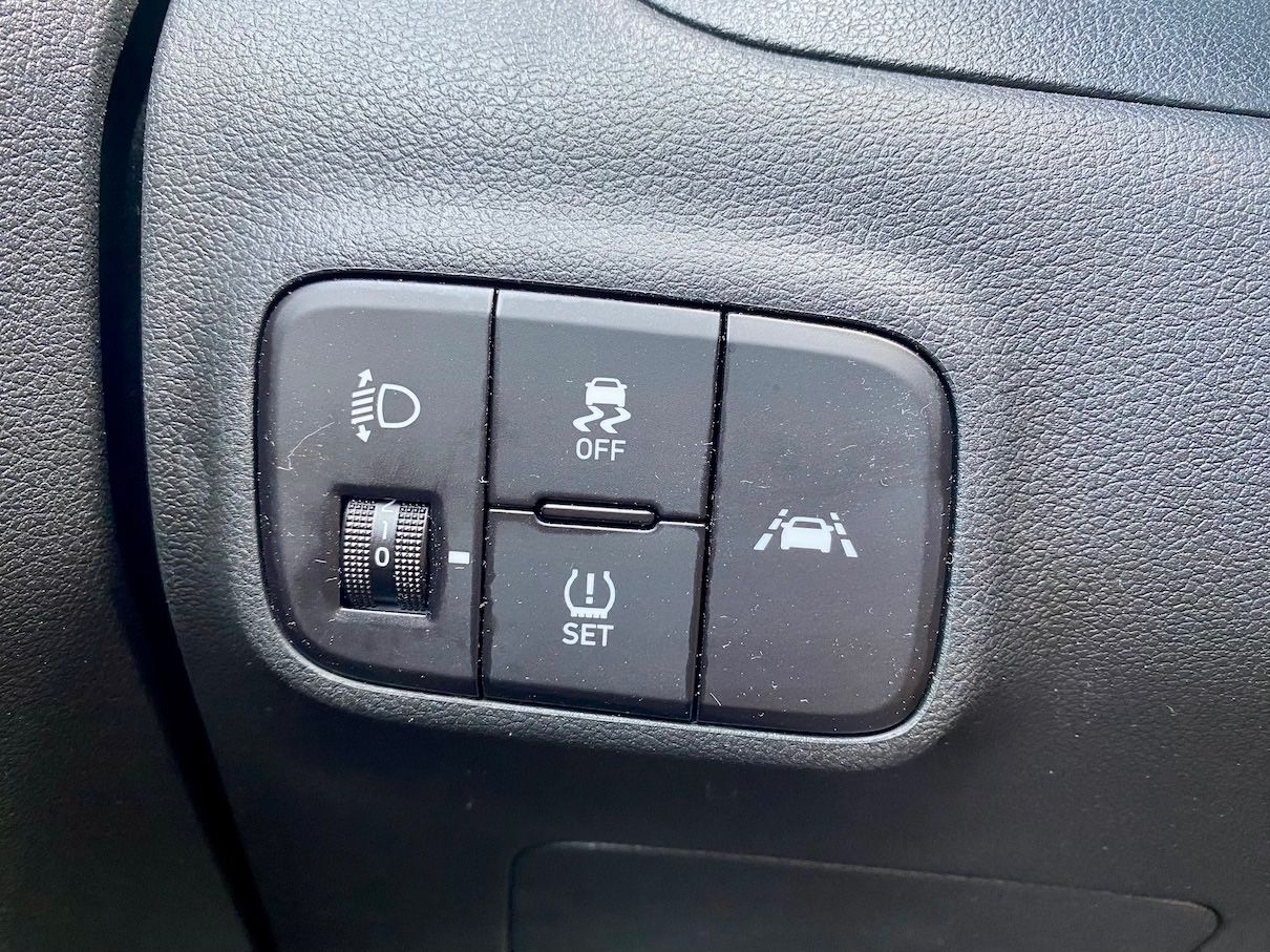 Fahrzeugabbildung Hyundai i10 1.0 SHZ KLIMA ALLWETTERREIFEN PDC RADIO USB