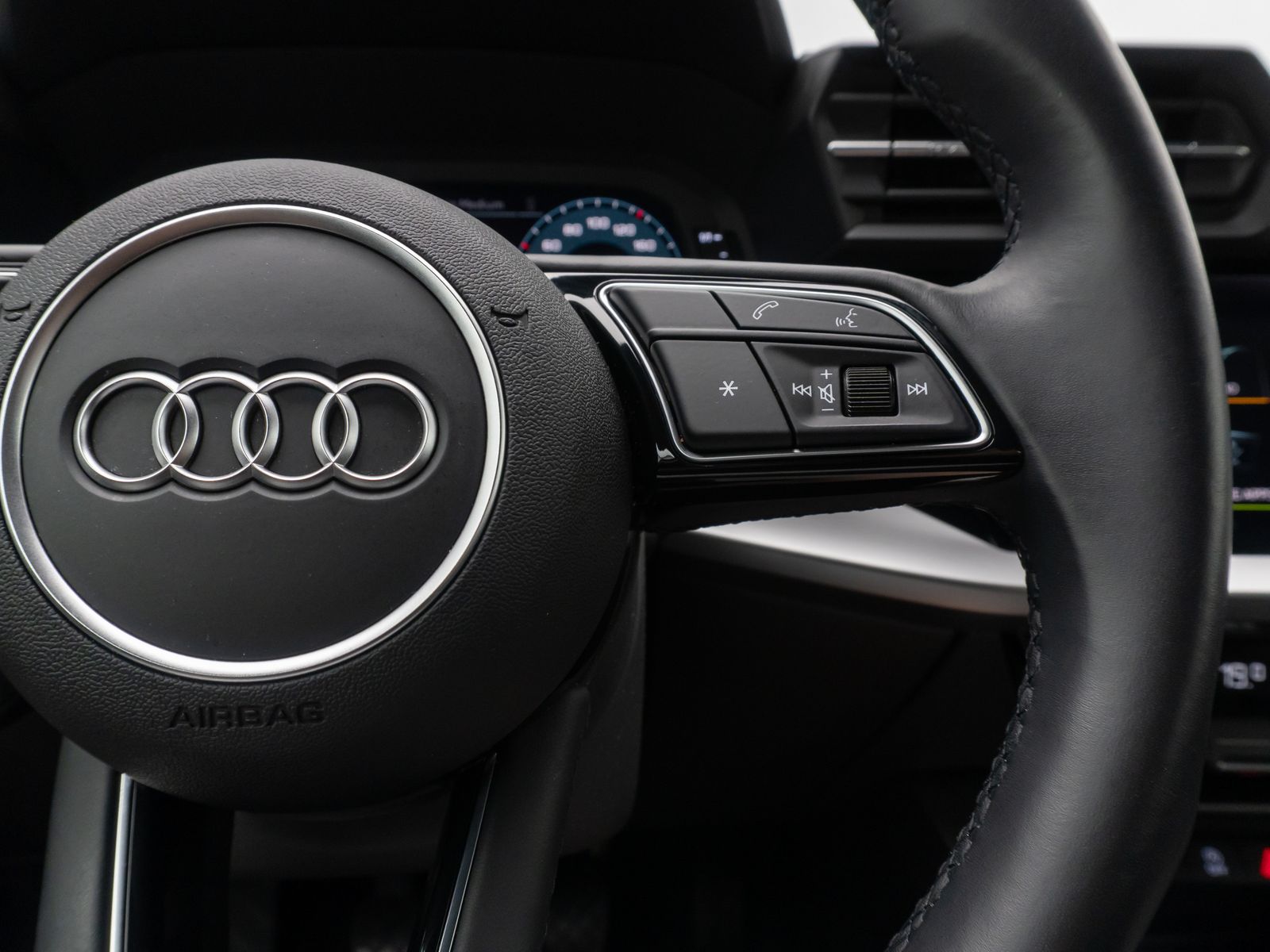 Fahrzeugabbildung Audi A3 35 TFSI Sportback LED PDC Sound Tempomat AHK