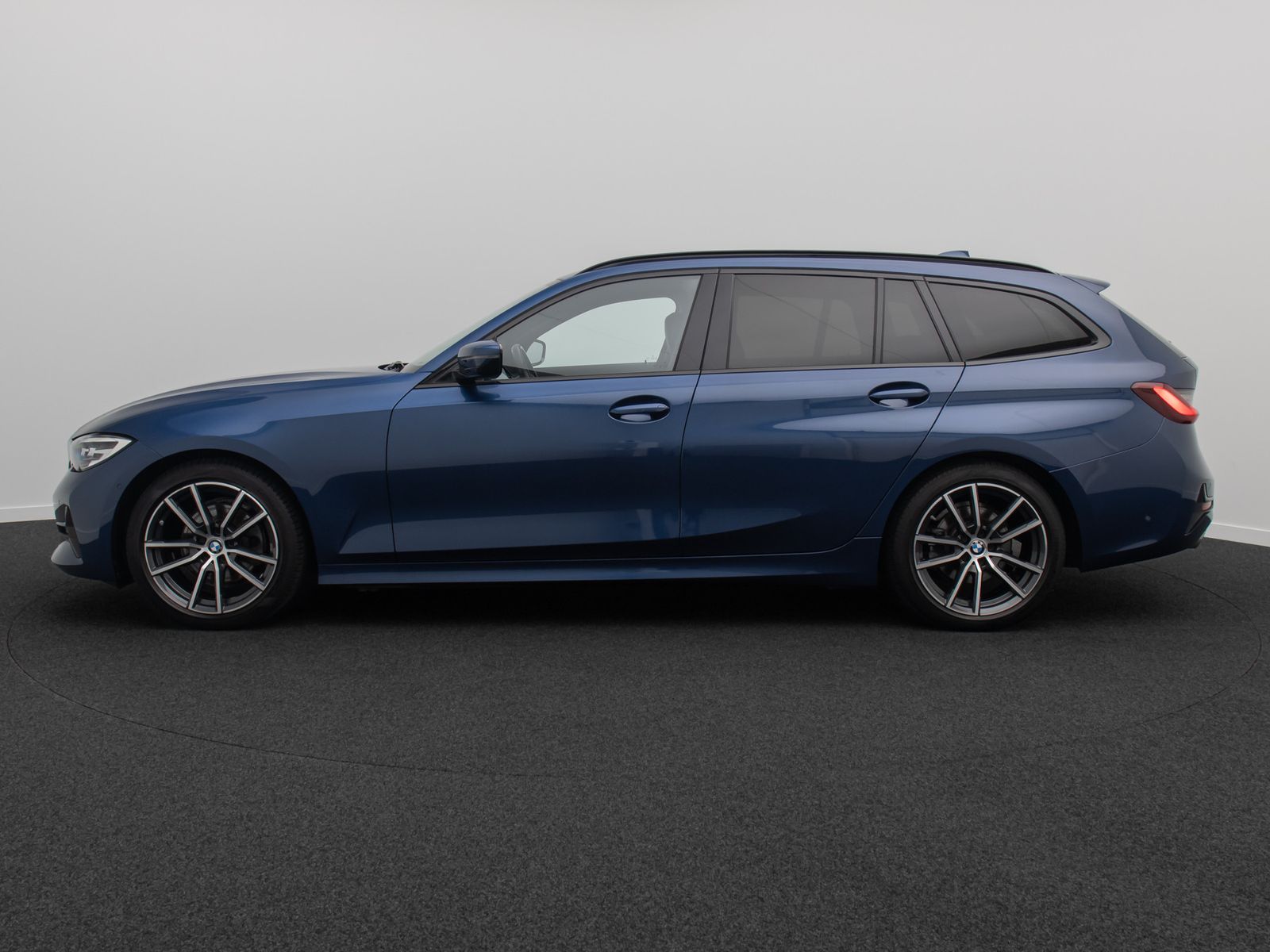 Fahrzeugabbildung BMW 320d SportLine Alarm DAB HiFi Komfort Kamera 18"