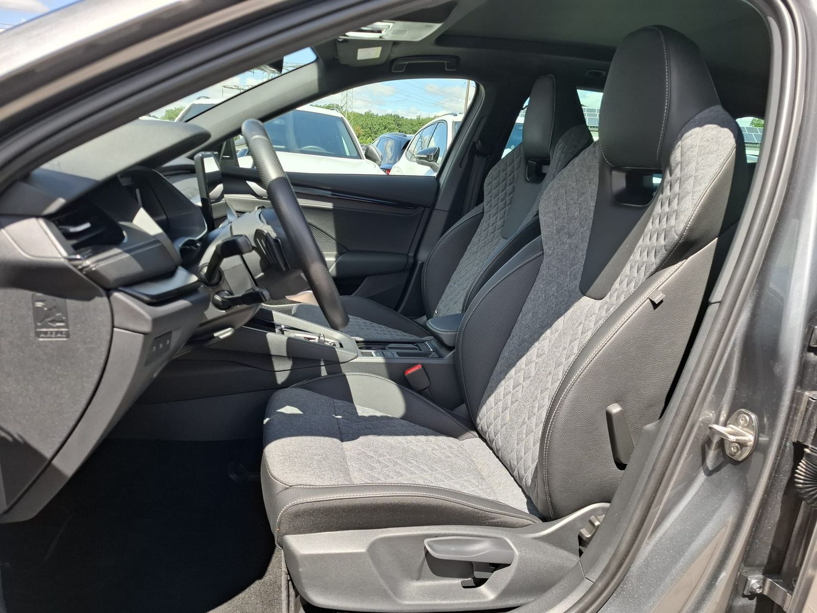 Fahrzeugabbildung SKODA Octavia 1.5 DSG Sportline PANO*MATRIX*AHK*5J.GAR