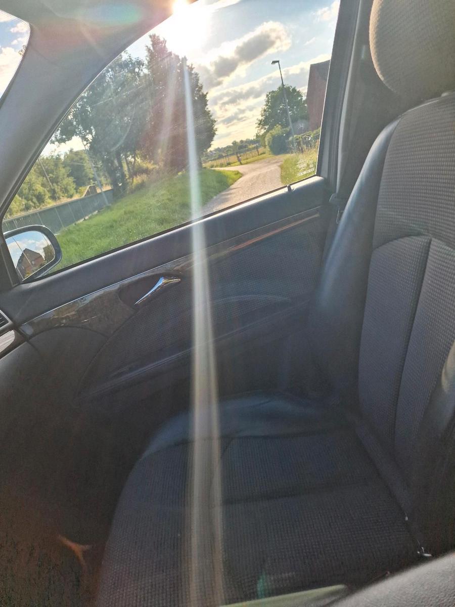 Mercedes-Benz E220 2005 — photo 8