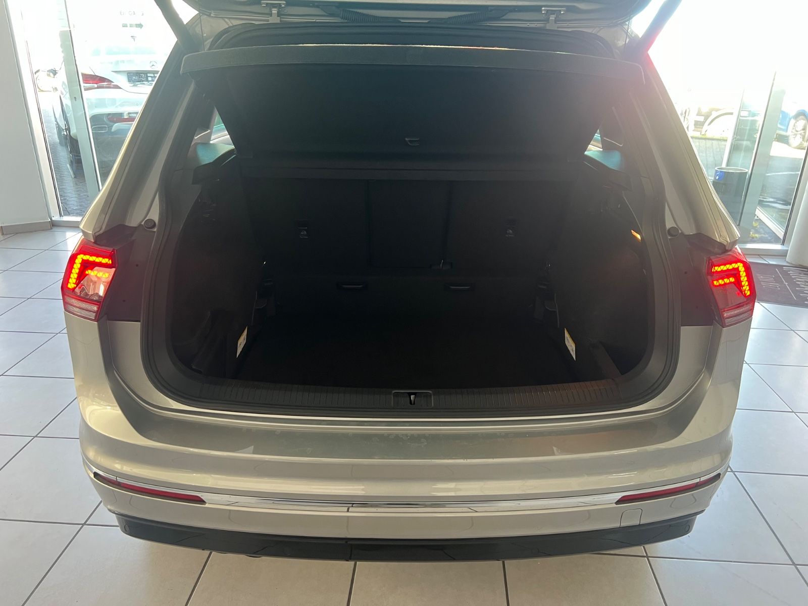 Fahrzeugabbildung Volkswagen Tiguan Highline 2.0TDI DSG 4Motion R-Line