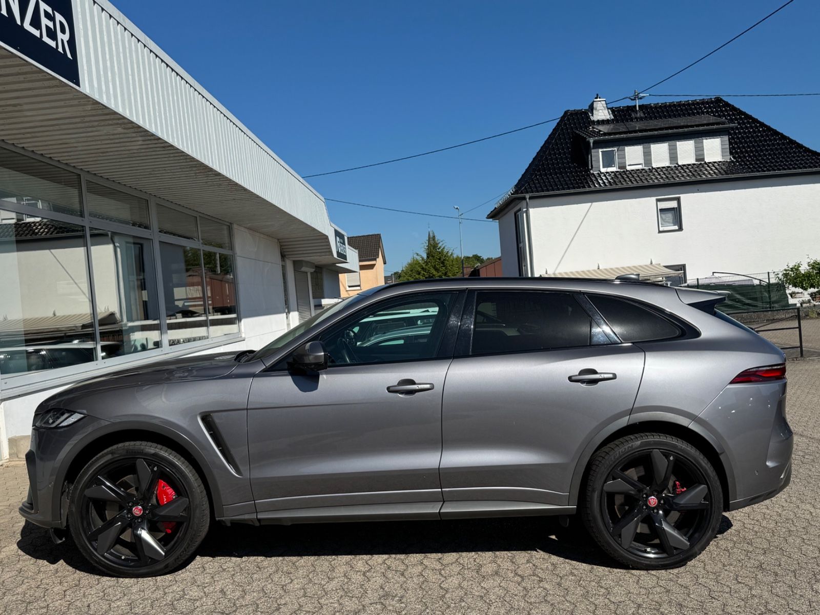 Fahrzeugabbildung Jaguar F-PACE SVR /PANO/MERIDIAN/360°KAM/HUD/AMBIENTE
