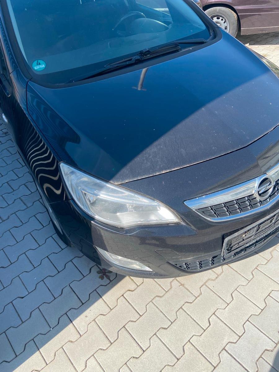 Opel Astra 2013 — вигляд ззаду