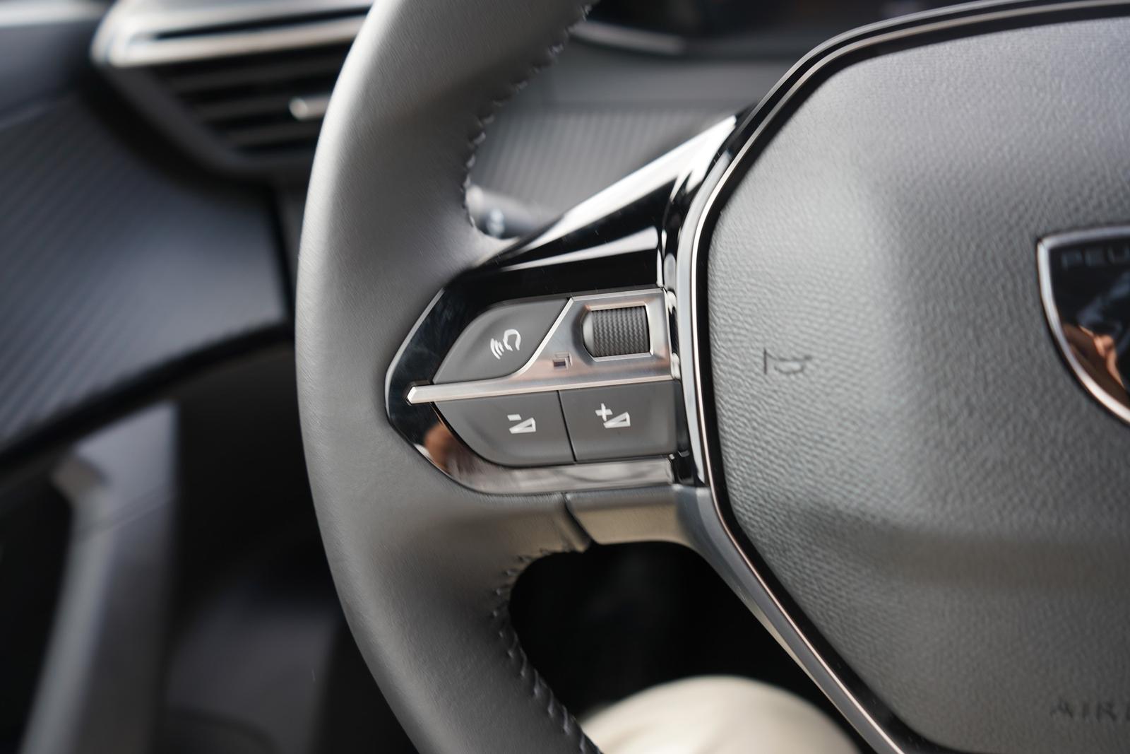Peugeot 2008 PureTech 145 Aut. LED ACC Navi