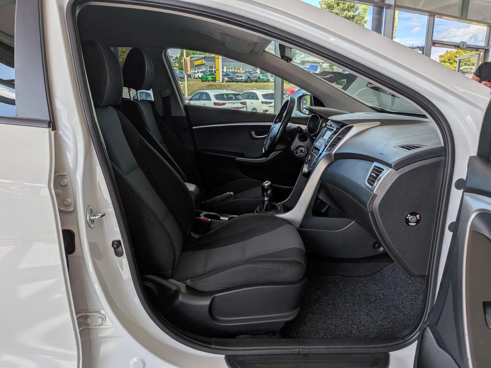 Fahrzeugabbildung Hyundai i30 1.6 Classic PDC Tempomat Bluetooth LHz SHz