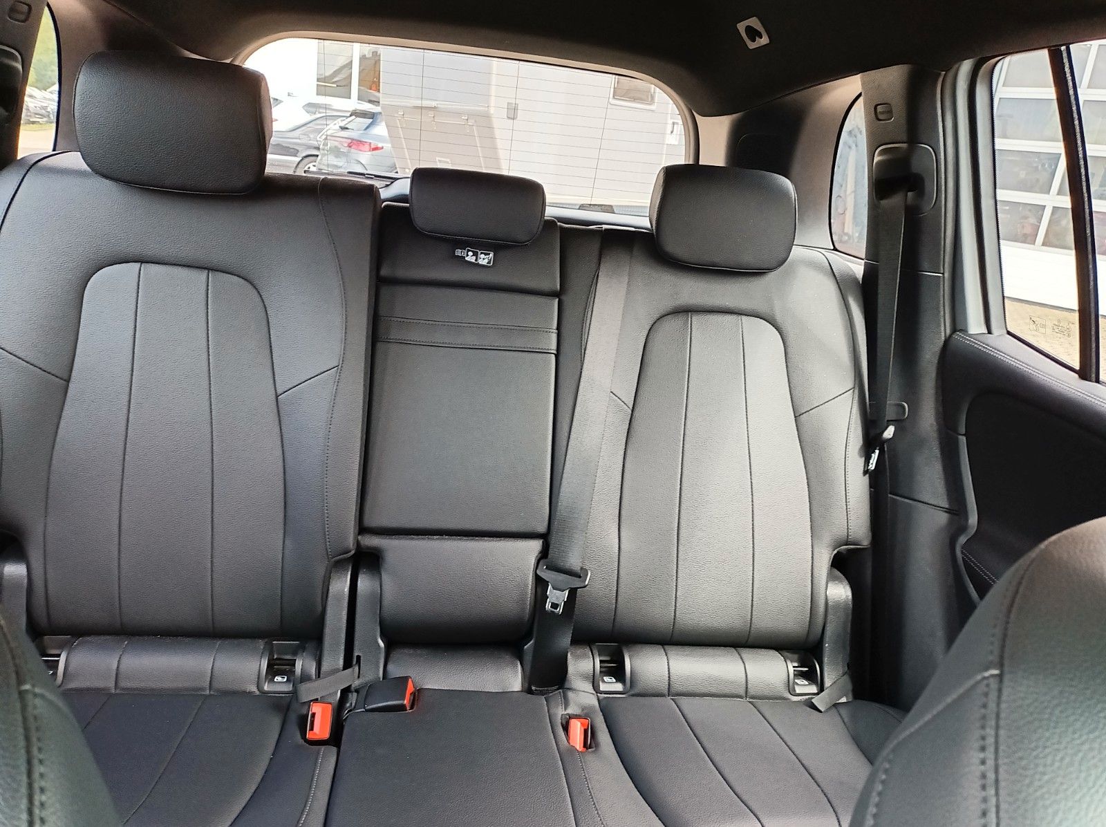 Fahrzeugabbildung Mercedes-Benz GLB 200+DISTRONICPLUS+PANO+AHK+SH+NIGHTPAKET++++