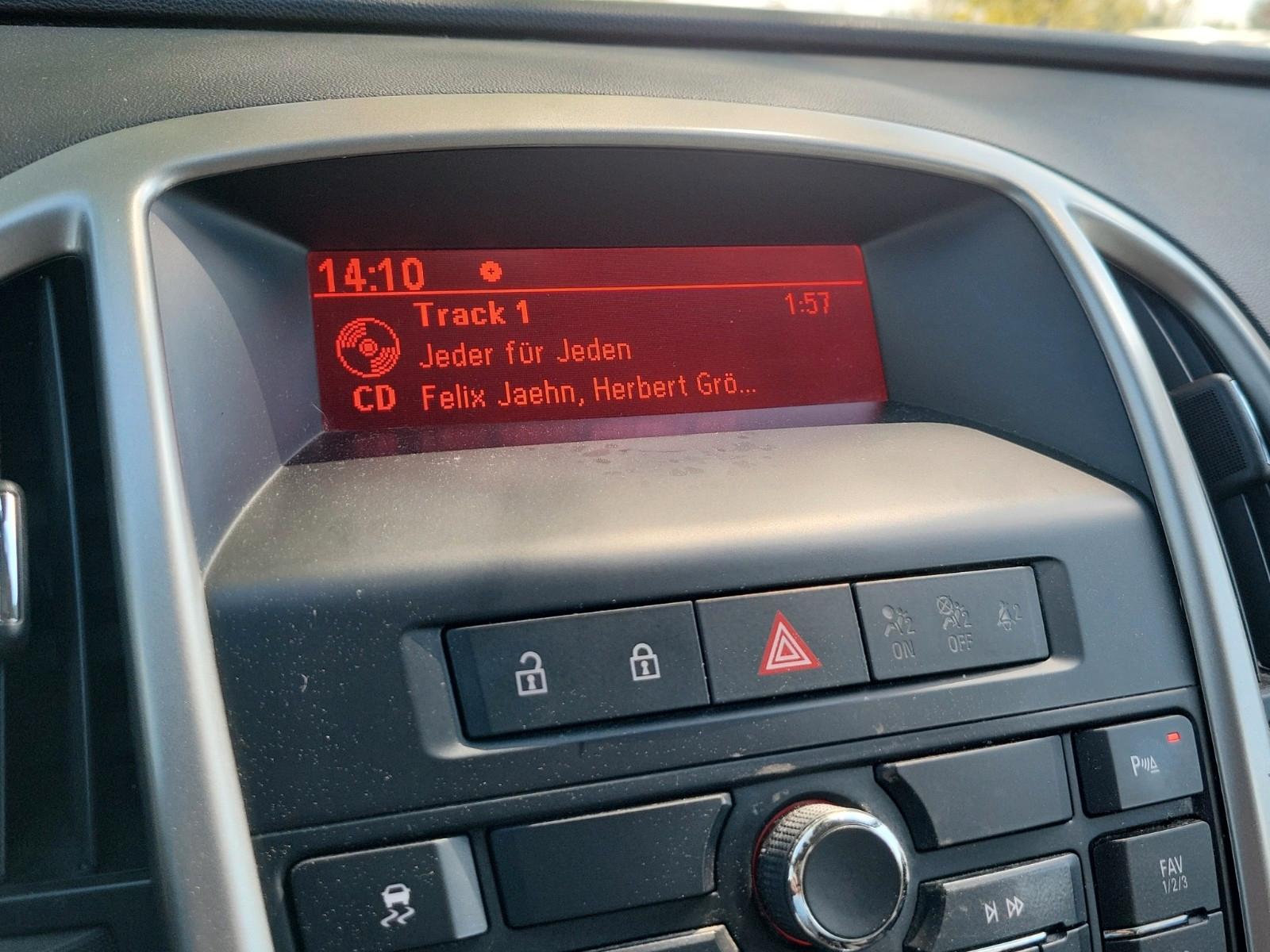 Opel Astra 2012 — photo 10