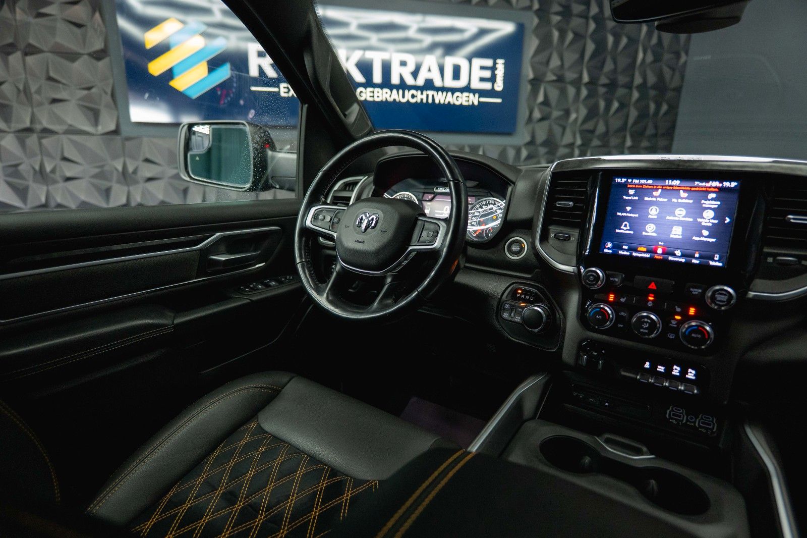 Fahrzeugabbildung Dodge RAM 5.7 V8 HEMI 4x4 OFFROAD Night HarleyDavidson