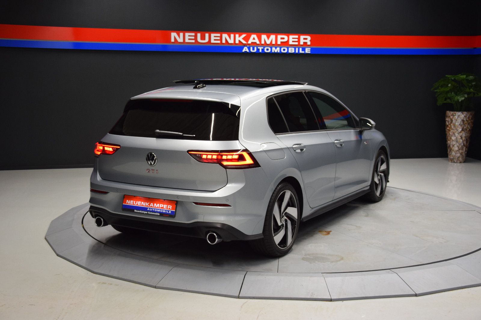 Fahrzeugabbildung Volkswagen Golf 2.0 TSI GTI Panorama DCC H&k ACC Kamera