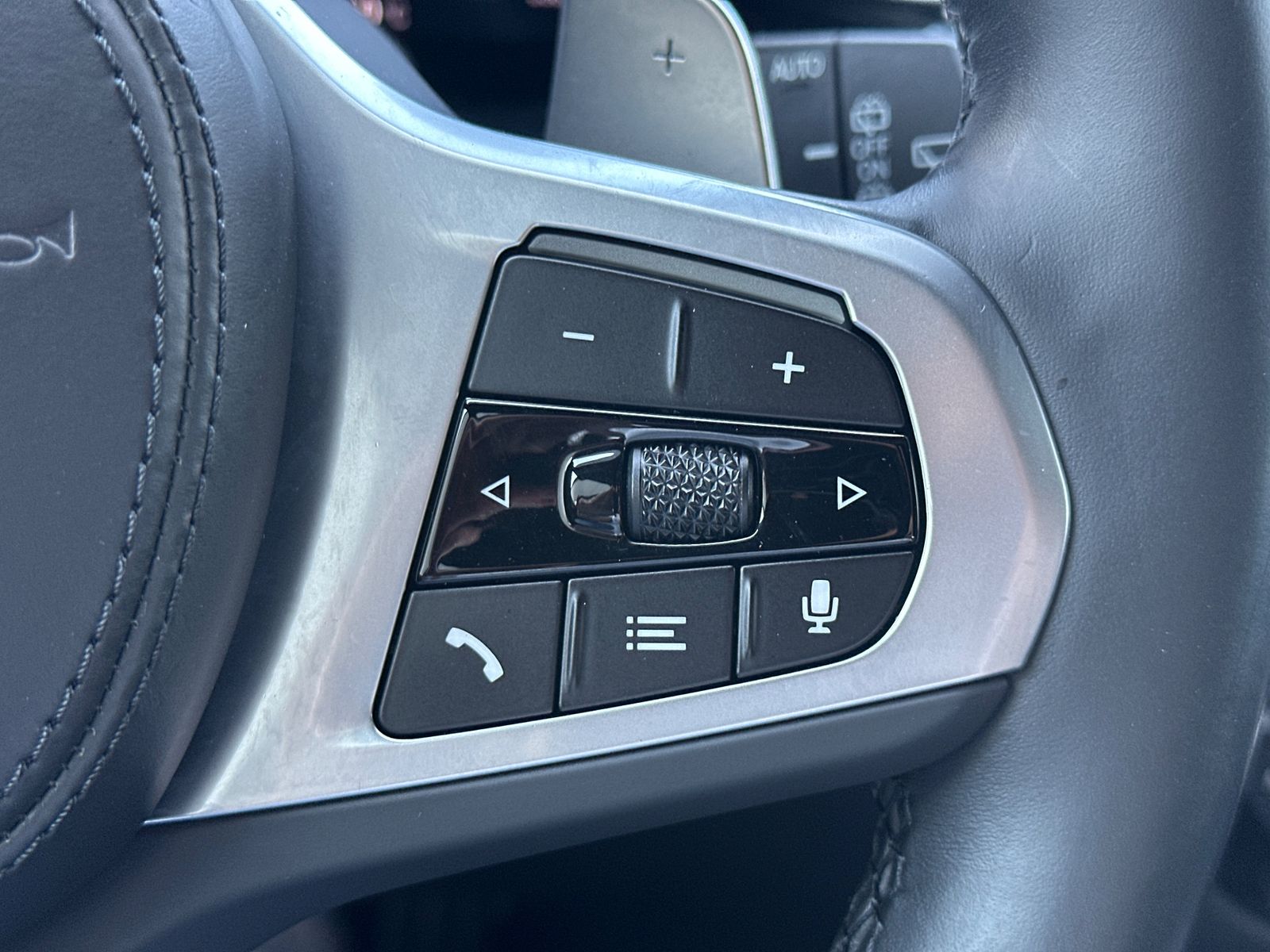 Fahrzeugabbildung BMW 520d Touring M-Sport NAV+LED+PANO+AHK+STHZG