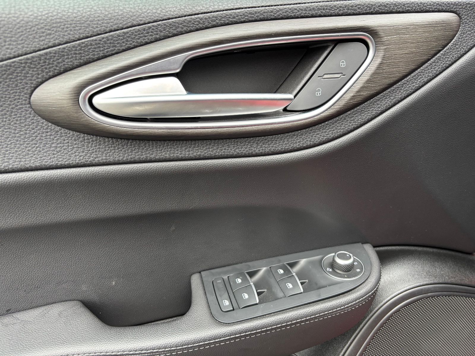 Fahrzeugabbildung Alfa Romeo Giulia Ti Q4/MEMORY/ACC/NAVI/KAMERA/SHZ