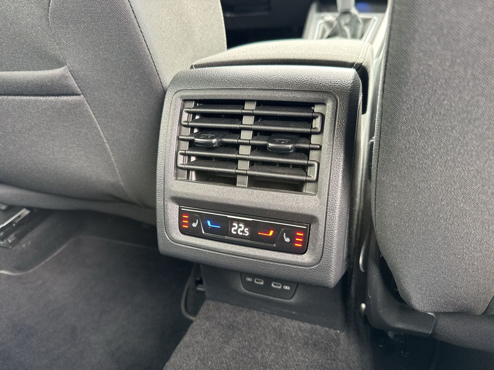Fahrzeugabbildung Volkswagen Golf 1.5 TSI ACC AppConnect Standhzg.