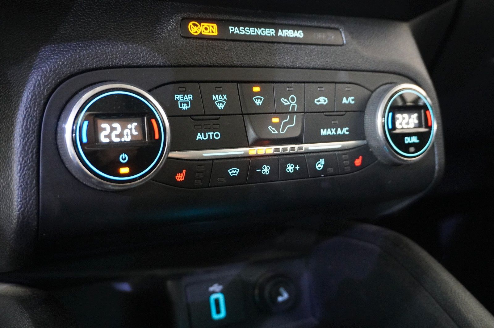Fahrzeugabbildung Ford Focus Lim. 1.0 COOL & CONN. NAVI/LED/SPORT/SHZ
