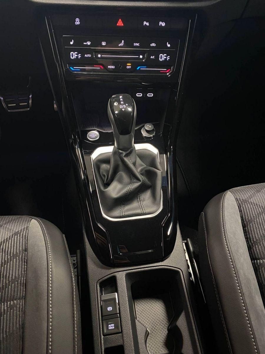 Fahrzeugabbildung Volkswagen T-Roc 1.5 TSI DSG R-Line+ACC+AHK+19"+KAMERA+LED+