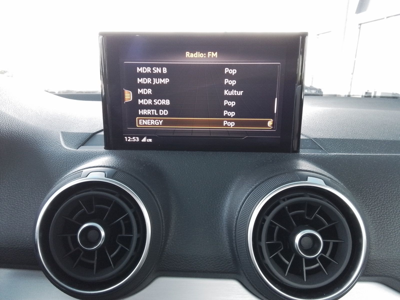 Fahrzeugabbildung Audi Q2 30 TFSI sport LED NAVI SOUND PDC SHZ LM