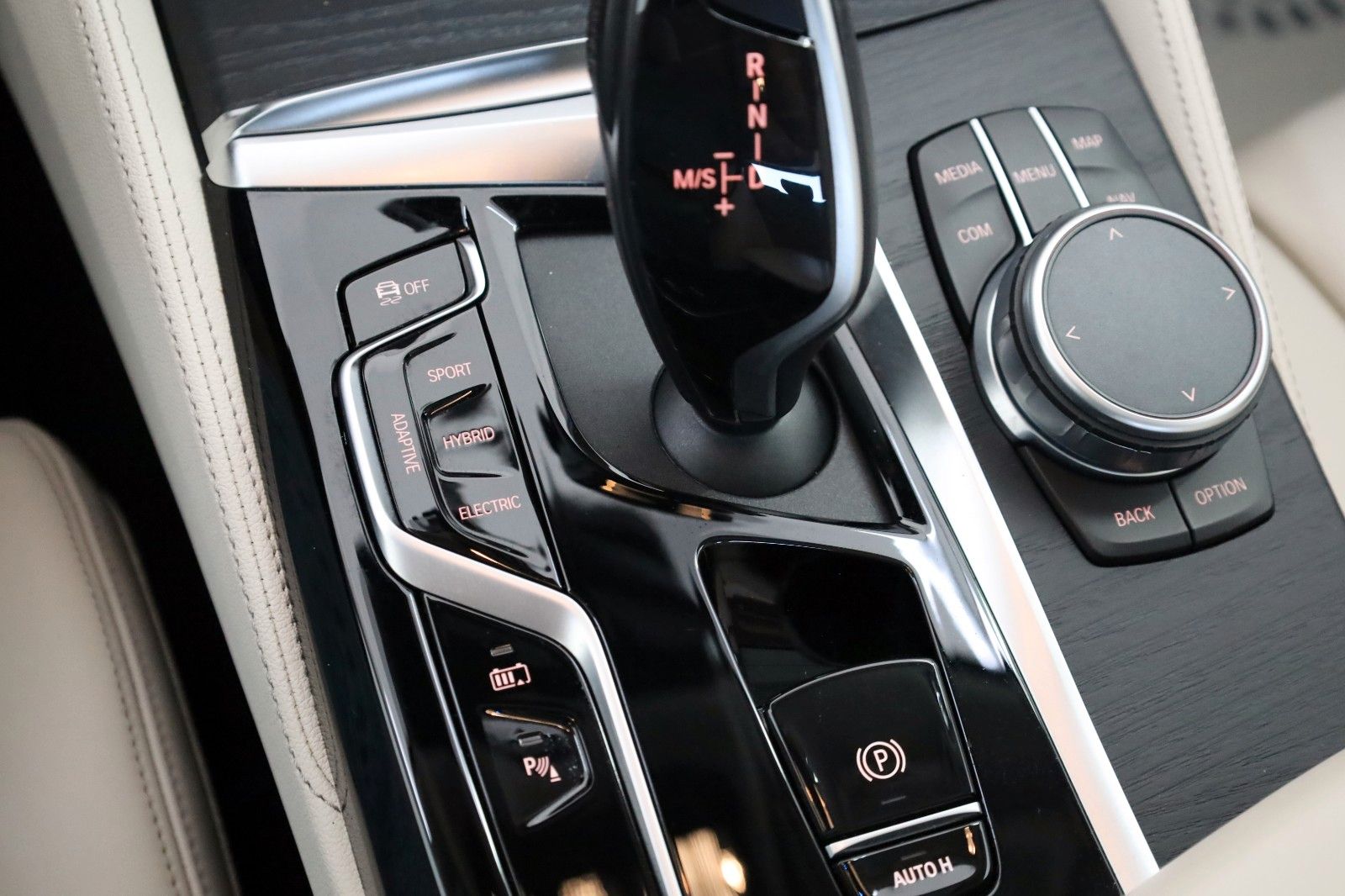 Fahrzeugabbildung BMW 545e xDrive Luxury Line,Navi,SD,4xSH,Kam,AHK,+WR