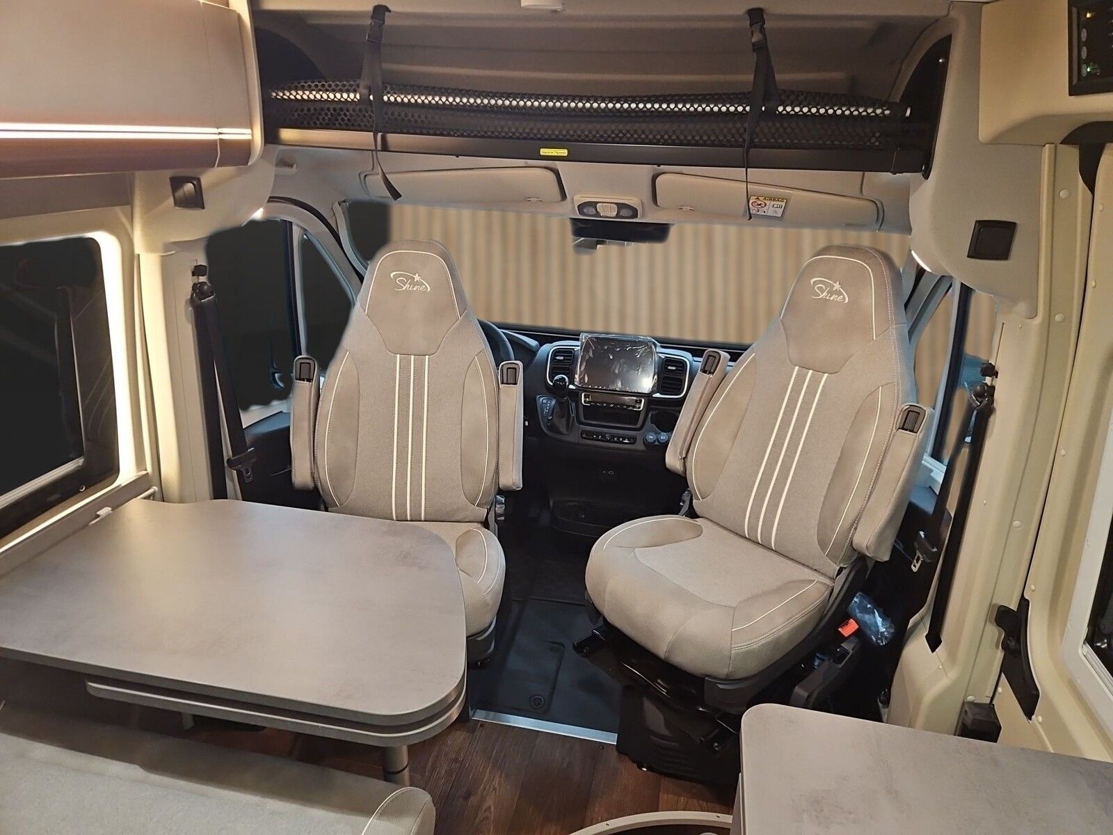 Fahrzeugabbildung Pössl Summit Shine 600 Citroen 140 PS Lithium,Solar