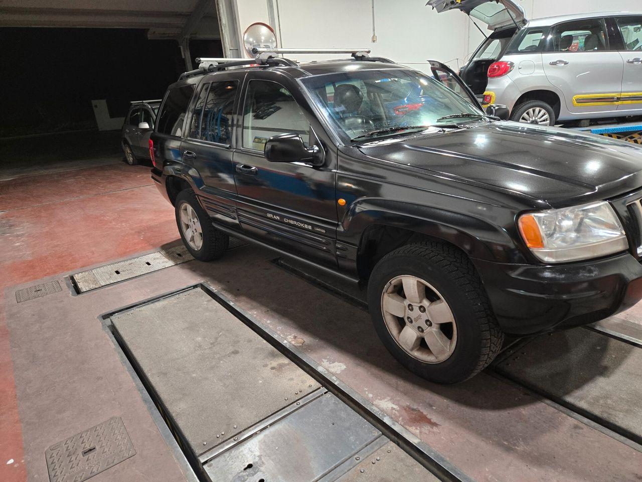 Jeep Grand Cherokee 2004 — rear view