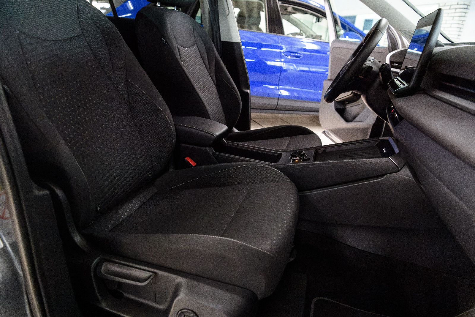 Fahrzeugabbildung Volkswagen T-Roc Life 1.5 eTSI DSG LED+NAVI+RFK+SHZ+ACC