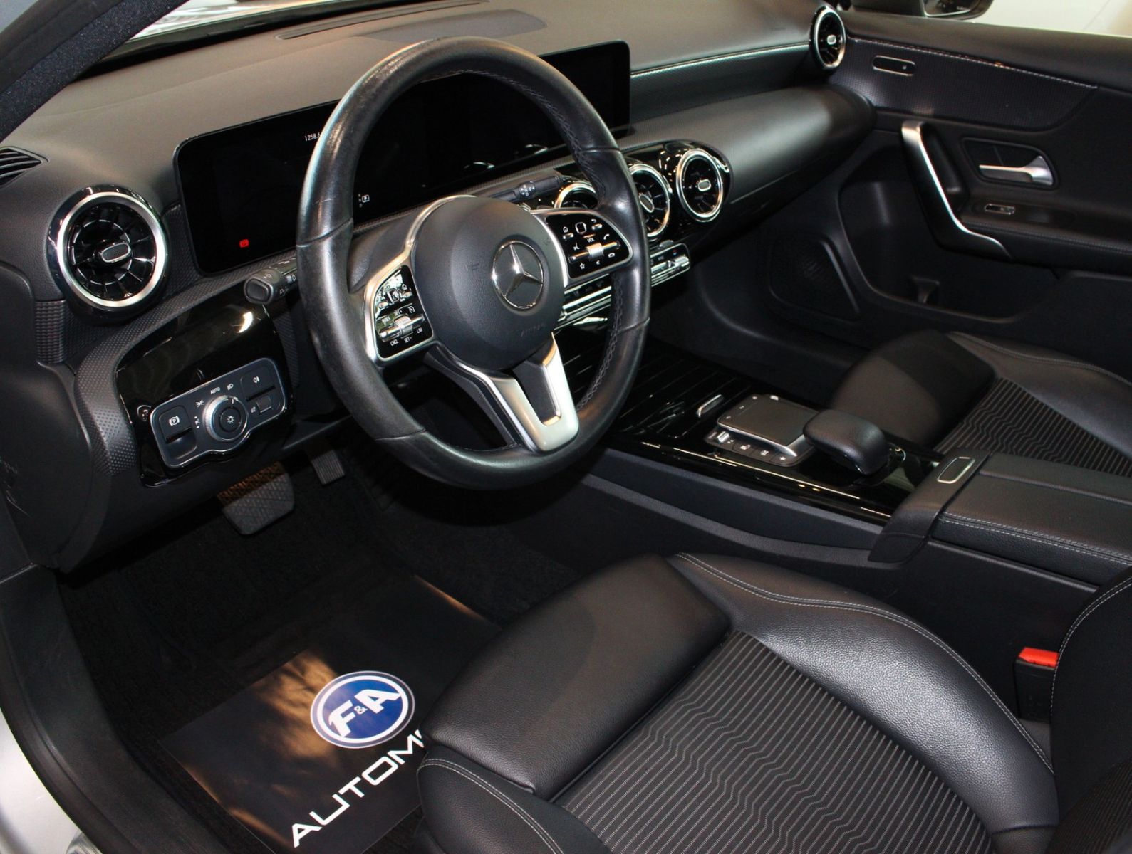 Fahrzeugabbildung Mercedes-Benz A 200 d Progressive Carbon+Wdescreen+Navi+Kamera