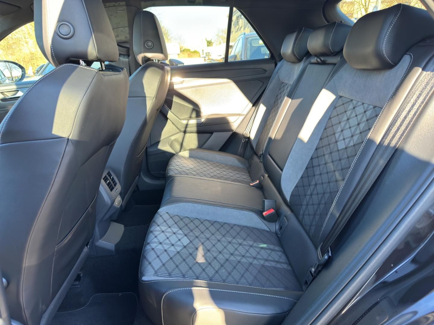 Fahrzeugabbildung Volkswagen T-ROC R-Line R-Line,Pano-Dach,Easy-Open,Navi,AHK