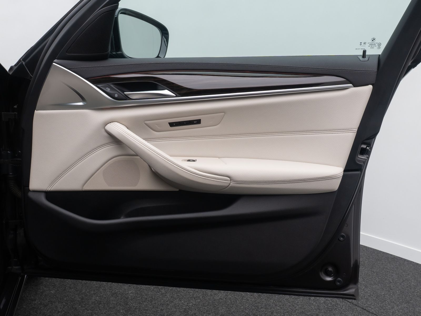 Fahrzeugabbildung BMW 520d Luxury Line Kamera DAB HiFi WLAN Alarm 19"