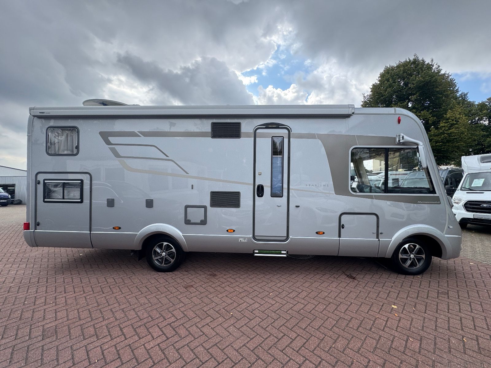 Fahrzeugabbildung HYMER / ERIBA / HYMERCAR B-KLASSE 680 STARLINE MB 3.0 D V6 HYD HÜBSTÜTZEN