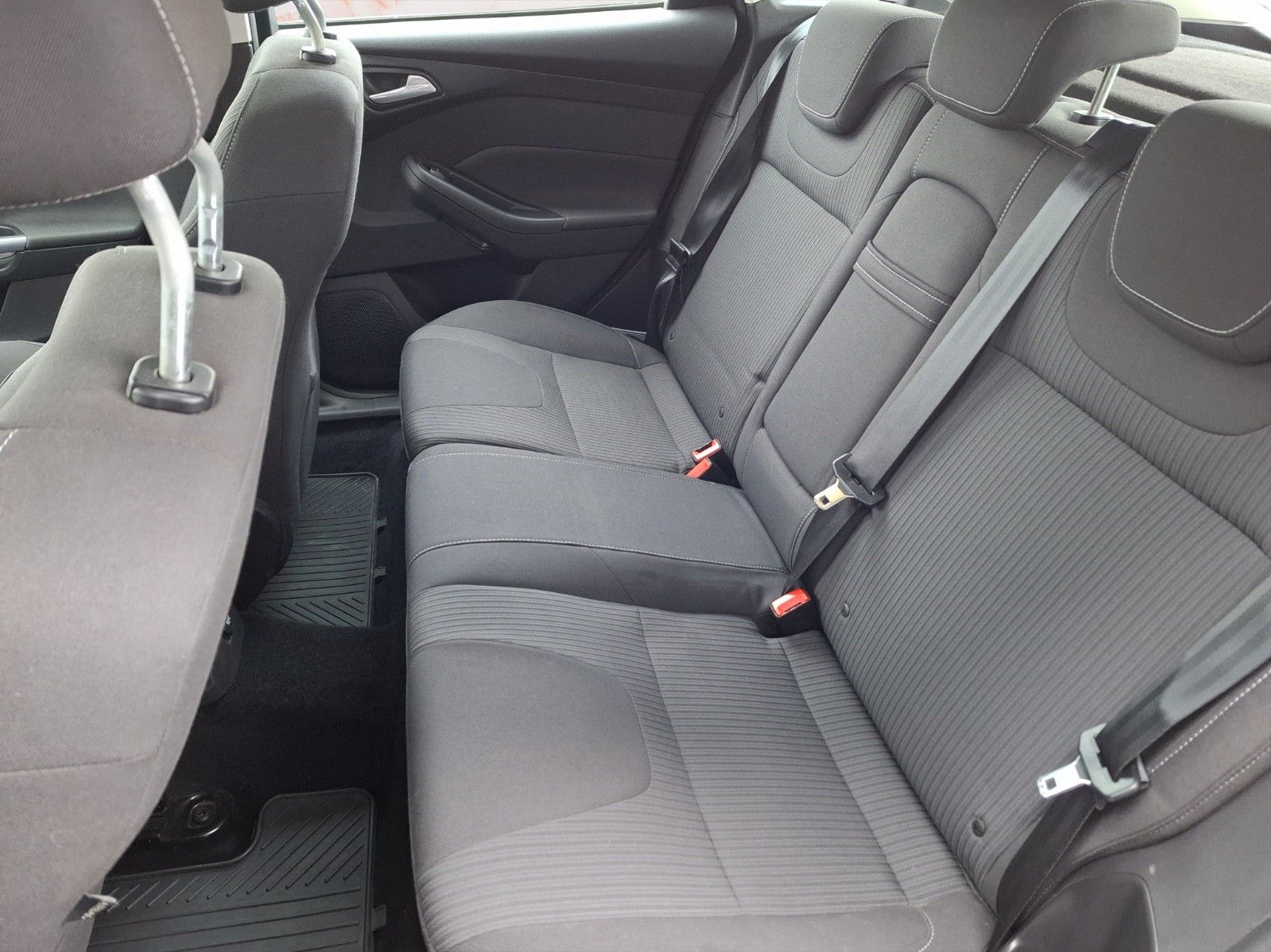 Fahrzeugabbildung Ford Focus Lim. Titanium ! PDC ! SHZ !