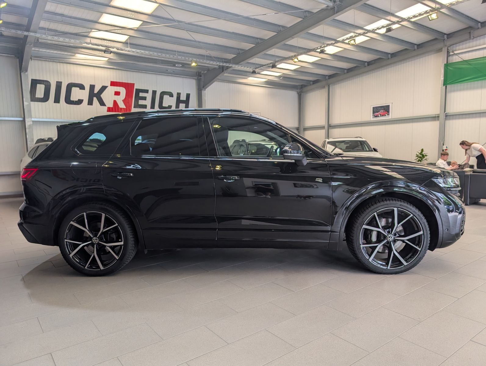 Fahrzeugabbildung Volkswagen Touareg 3.0TDI 4M R-Line VOLL Black 22" UPE 114T