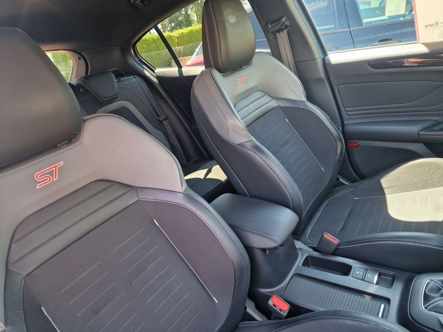 Fahrzeugabbildung Ford Focus ST AHK-abnehmbar Navi LED Sperrdiff. Apple