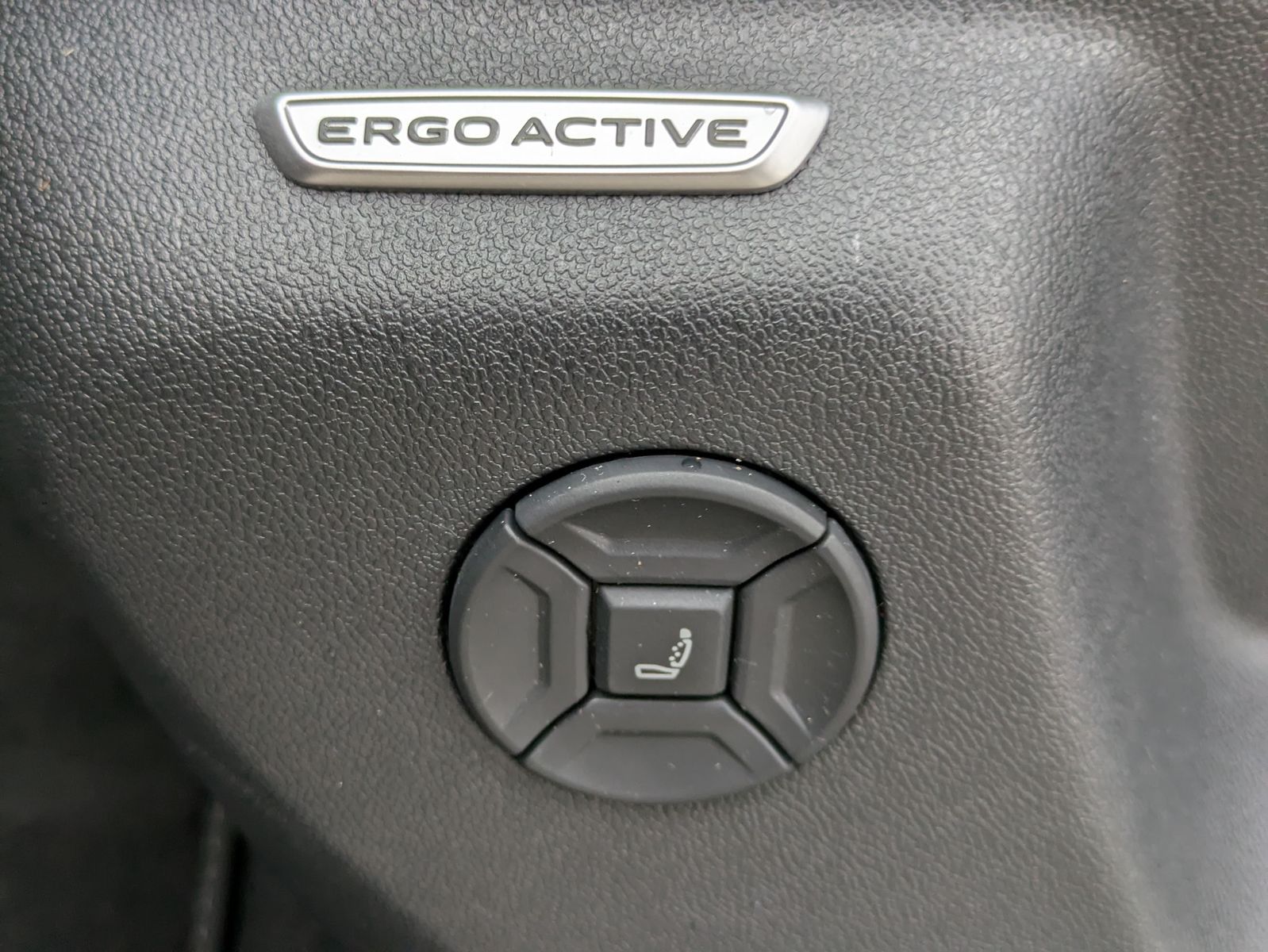 Fahrzeugabbildung Volkswagen Tiguan 2.0 TDI 4M R-Line PANO*H&K*AHK*MATRIX*20"