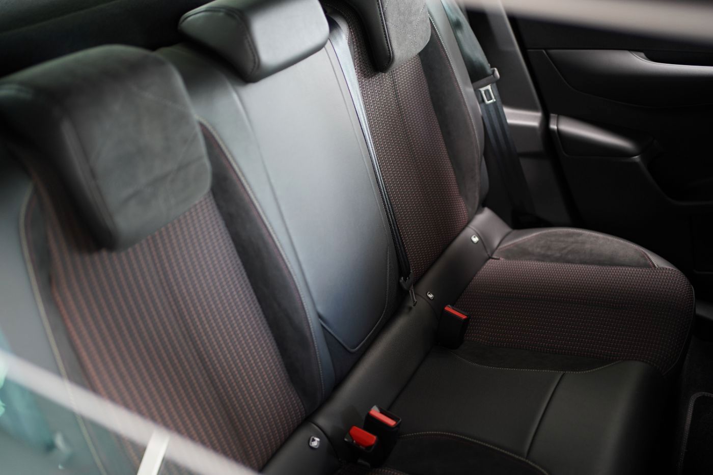 Fahrzeugabbildung DS Automobiles DS3 PureTech 130 EAT8 Performance Line Automatik
