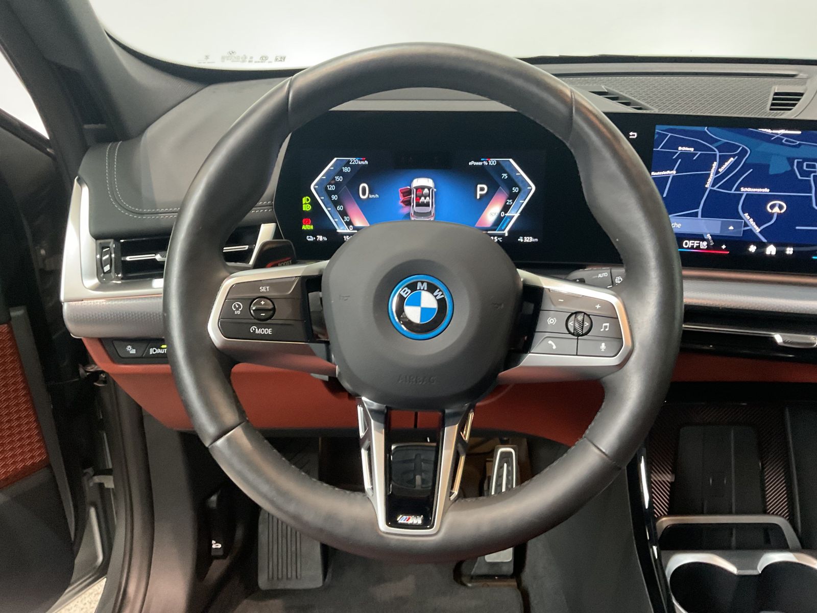 BMW iX1 xDrive30 M Sportpaket Panorama-Glasdach Head foto 4